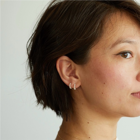 Catbird baby pearl hoop earrings (pair), 14k yellow gold - Picture 2 of 5